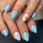 Nail art bleu pastel et blanc avec étoile dorée en accent nail, réalisé par Onx, bar à ongles aux Angles